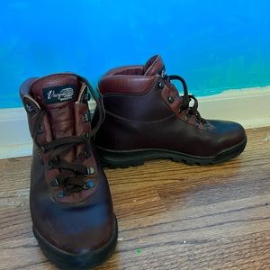 Vintage Vasque Italian leather brown hiking boots 90s  8M 97